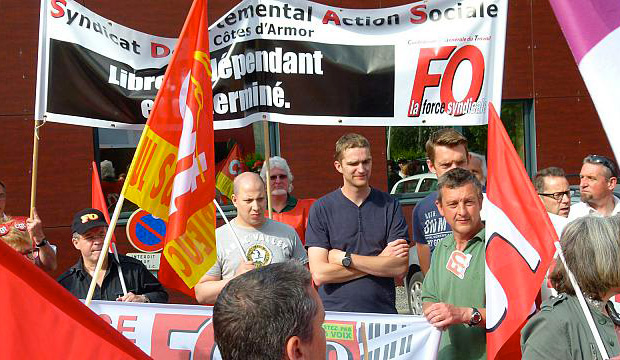 Personnels de l’action sociale et de la santé manifestant dans les rues de Saint-Brieuc, le 25 juin. © DR
